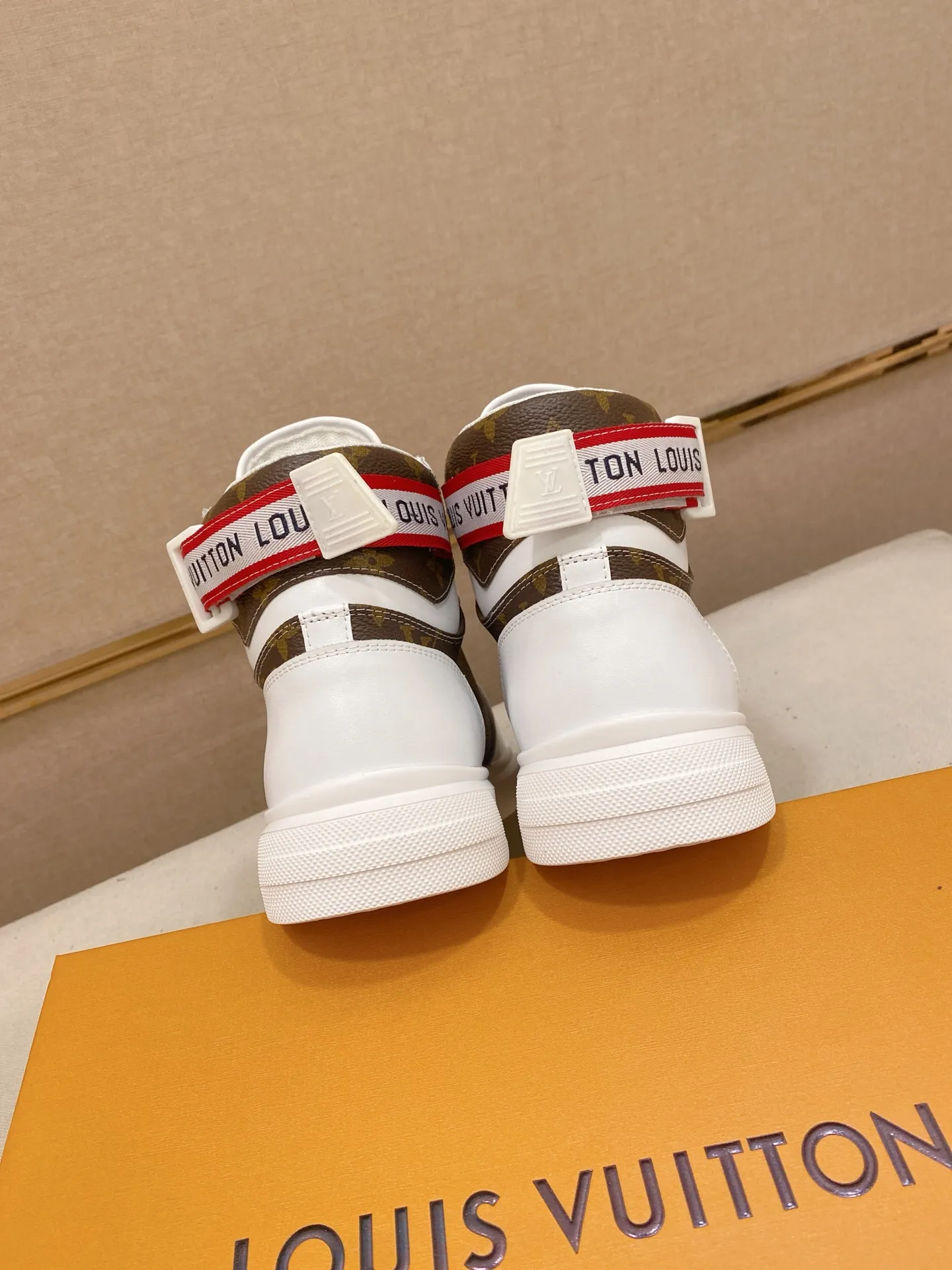 Men's shoes 400💰louis vuitton (Louis Vuitton/lv)🔍🔍The new counters are on sale at the same time. The uppers are imported from Italy. ⃣️Re-engraved🇮🇹💪💪, ⚠Sole: The original sole is specially provided by the original factory, the exclusive movable molded sole is super comfortable, ⚠Original and single goods 🔍high quality, you can enter and leave the counter at will, welcome to compare⚠. Code number: 38-44 (45/customized, non-refundable)
